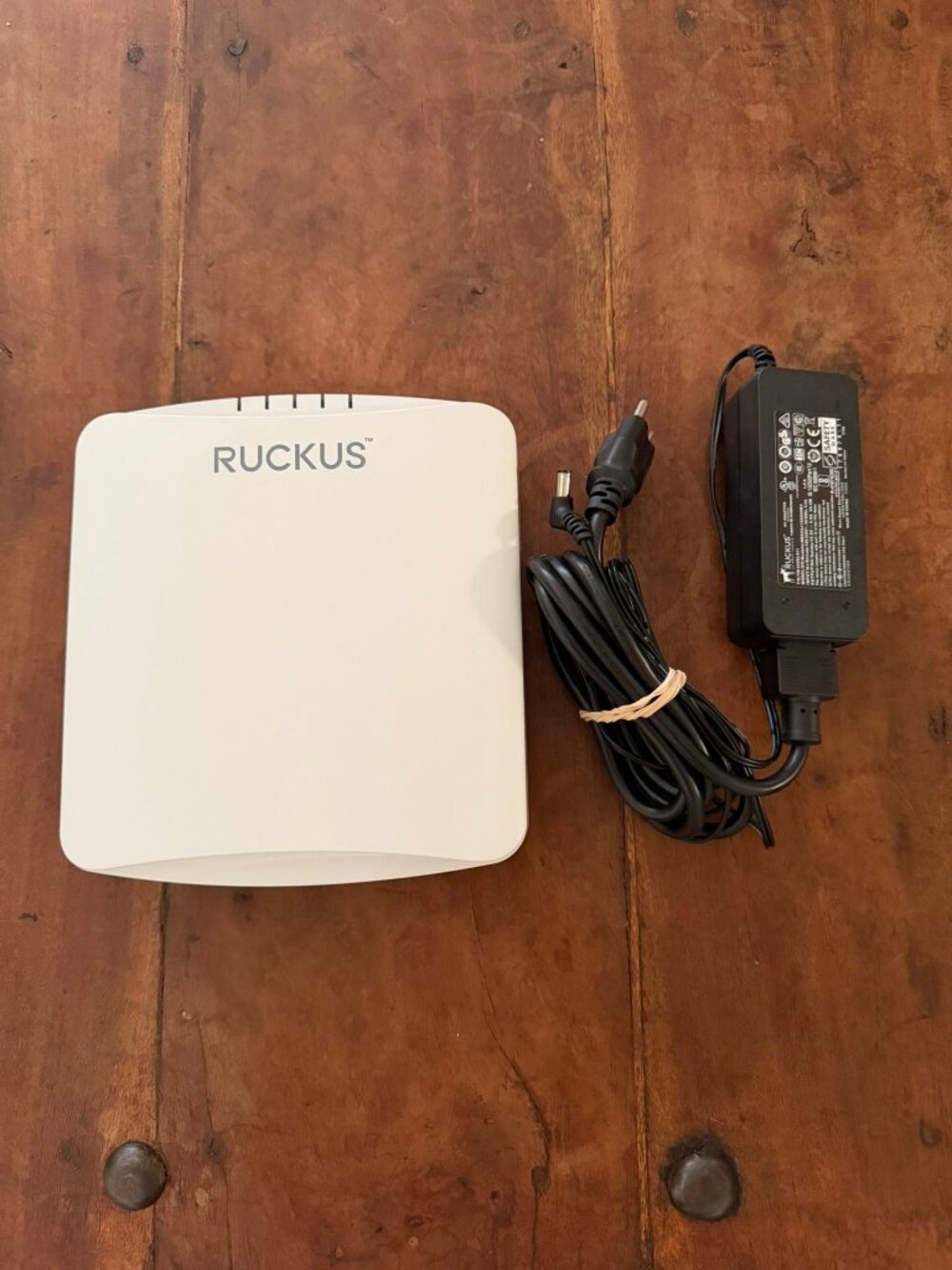Ruckus R550 WiFi Access Point โ Excellent Working Condition, looks like new, no